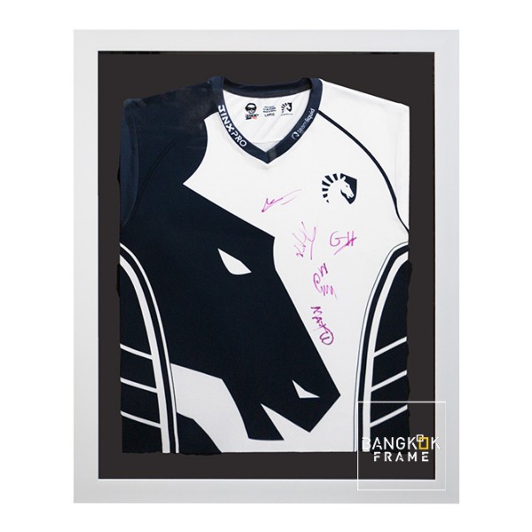 กรอบรูปโชร์เสื้อขาวพร้อมลายเซ็นนักร้องที่ชอบ